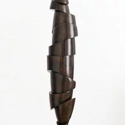Sans titre - sculpture fer patiné et verni, socle béton, 85 cm, 2023