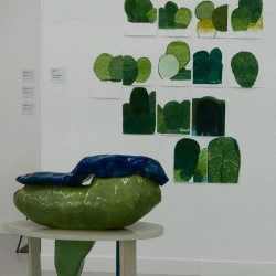  "Jardins publics" Le vert est une couleur Inutile, exposition La Fabrique université Jean Jaurès, curateur Jérôme Carrié - "Maniérisme" pièces en céramique et formica 2023 dessins feutre sur papier 2022 2023 - JL 