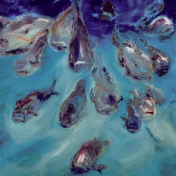 RDV À FAKARAVA - 100x100cm Huile - Toile coton sur châssis bois 3D Ce tableau capture la magie de la parade amoureuse des mérous, dans l'atoll de Fakarava. Inspirée d'une célèbre photographie de Laurent Ballesta, cette œuvre évoque la grâce et l'éclat des mérous dansant dans l'eau cristalline, leurs corps argentés scintillant sous les rayons du soleil austral. Les couleurs vibrantes et les mouvements fluides de la toile semblent presque s'animer, transportant le spectateur au cœur de ce paradis aquatique tant prisé par les plongeurs du monde entier. Dans cette peinture j'ai voulu transmettre la force que je ressens à travers la photo et révéler la beauté et la complexité de cette scène naturelle. Dans cette technique « sensualiste » je souhaite raconter une histoire, celle d'un rituel ancestral et fascinant à travers le ressenti de Laurent. Cette peinture est une ode à la nature, un hommage à la beauté éphémère des instants que seule la Terre peut nous offrir. - Photo Gérald KAPSKY Art&Studio 