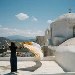ΝΤΥΝΩ ΤΑ ΤΕΊΧΗ ΤΗΣ ΚΑΡΔΙΑΣ ΠΟΥ ΜΕΣΑ ΤΗΣ ΜΕΝΩ Habiller l'enceinte, habiter le coeur - Performance, Naxos, 2022 - Ykwis, La chapelle Saint Antoine Residency, Irini Gonou 