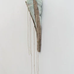 Flotté coulé - 2022, bois, béton, cordelette, laiton, 105 x 19 x 16 cm - Photographie de Nassimo Berthommé 