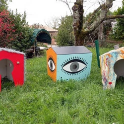 Les cabanes sensorielles - Le toucher - La vue - L'odeur - Installation - Acrylique, fourrure, accessoires sur bois - 100 cm x 100cm - 2020