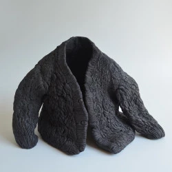 Où es-tu ? Charbon Espiègle - Grès 2023 - Photo : Akiko HOSHINA 