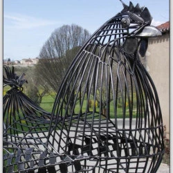 La poule d'acceuil - Hauteur 175 CM. Rond de 8 et divers métaux usinés