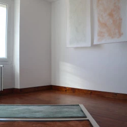 Alta - Installation - Deux plaques de bois de 125x55cm gravées sur support de 140x140cm. Encre et depôt d'argile sèche présentées au sol. Deux impressions à l'argile sèche sur papier de chine, 140x70cm chacunes, présentées en suspension. - Crédit photo de l'artiste - résidence RIGA, St Pierre de Trivisy, Tarn. 