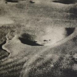 Khamseen (série) - 2021-22, tirage argentique sur papier baryté, 76 × 48 cm. - © ADAGP, Courtesy Galerie Robet Dantec. 