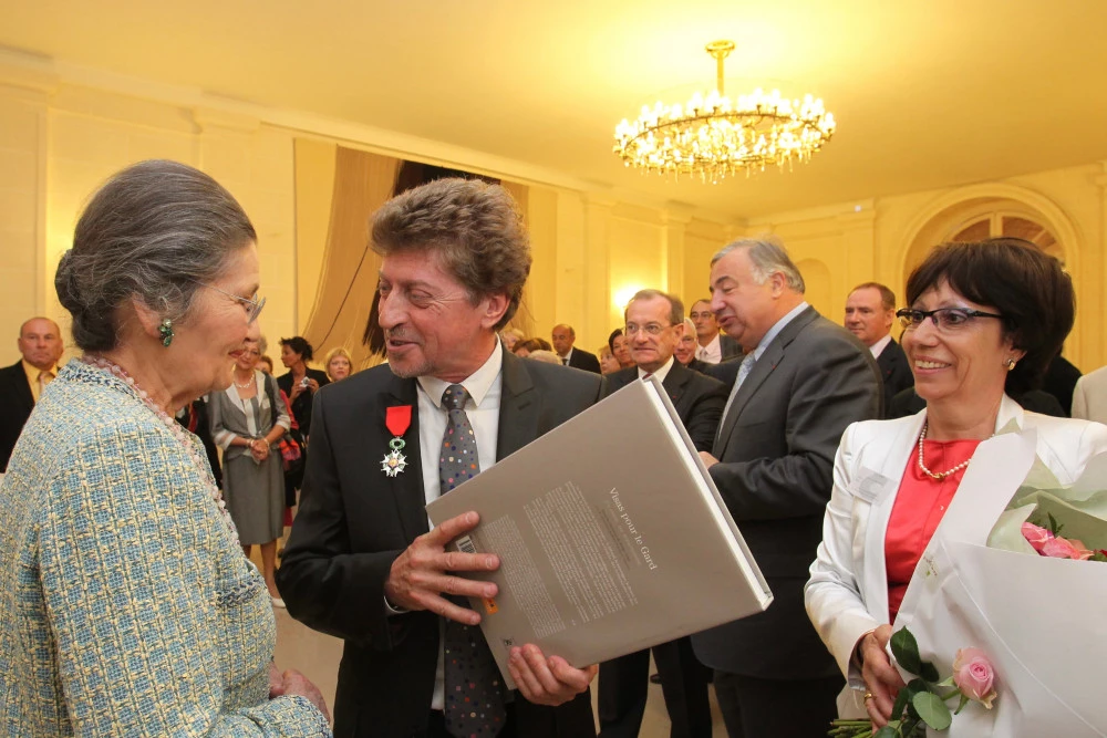 Damien Alary recevant la Légion d'honneur des mains de Simone Veil en juin 2010