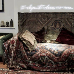 To sleep to dream, no more 2011 - Néon blanc, citation d'une phrase de Hamlet, exposition au Freud Museum London - © Anne Deguelle 