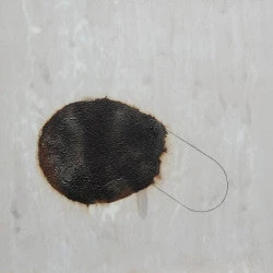 Brûlure et crayon - 60x60 cm. Poussière de brique, liant, pigments, crayon, acrylique. - Pascal Rennié 