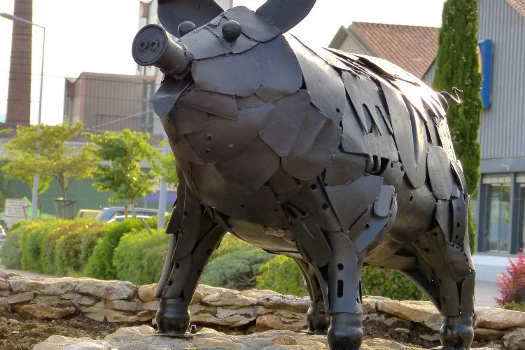 Le Porc Negre - Sculpture en fer - Hauteur : 1m- Longueur : 1,40m - Annick Ducrot 