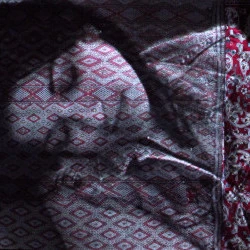 To sleep to dream no more, video, 2011 - Projection vidéo sur un textile - © Anne Deguelle 