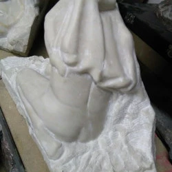 toilette de Vénus - albâtre taille directe au ciseau de sculpture rifloirs polissage - Oeuvre de Daniel CASENOVE 