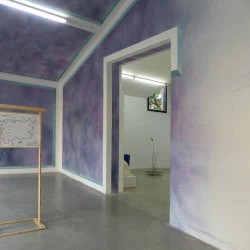L'idée d'une structure - installation de peinture murale, dessin à l'encre sur papier, peinture sur papier et structure de bois, Vue de l'installation lors de la résidence de recherche “Ce chers mois de Septembre” à la Maison Salvan, Labège, 2020 - Rébecca Konforti 