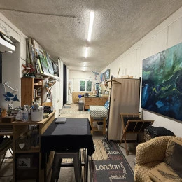 Le Garage-Atelier vue d'ensemble - <p>mon atelier d'artiste à aujourd'hui, non rangé mais organisé : On y voit des toiles, des fournitures artistiques, des chevalets, et une table de travail. Des œuvres d'art sont entreposées sur des étagères. L'atmosphère est celle d'un espace créatif et dynamique.</p> - Nathalie Vazquez
