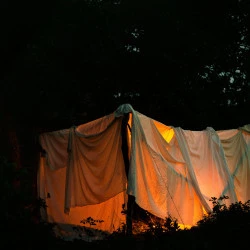 Refuges - Cette image est issue du projet Refuges, qui cherche à créer des images de refuges avec des personnes éxilées.