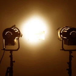 Reflet du soleil sur la mer - 2017. Plaque de laiton photogravée, 33*60cm, ratio 16/9, projecteurs sur trépieds - Franck Alix 