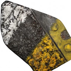 Regard fonte de voirie et marquage jaune - Matière brute bois patiné et peinture acrylique - photo 