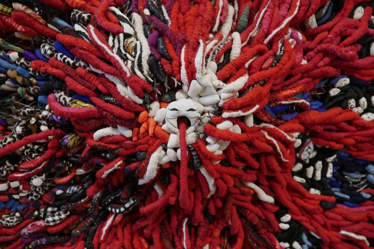 La rencontre entre l'explosif volcan qui rit et l'armada des îles-poissons - Haut-relief textile, détail. 221 x 128 x 12 cm. Vêtements et divers cépages textiles déchirés, découpés, cousus, redensifiés, peints, fixés sur métal. Juillet 2025. - Crédit image Françoise Alquier 