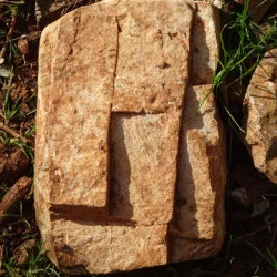 Cubiste de pierre - Photographie numérique -2024 - 30x21cm sur papier d'art - Série Pierres-Visages en paréidolies - JEANPIERRE ALLANO 