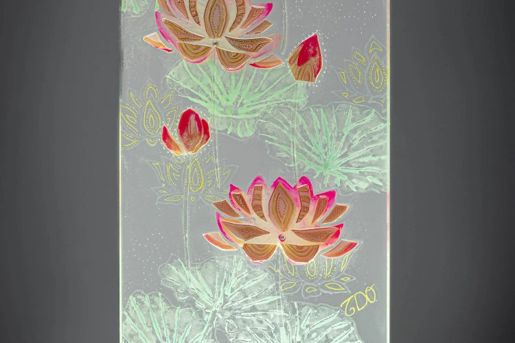 Lotus - oeuvre lumineuse (25cm sur 50 cm hors support), Un lotus sacré, ses pétales irradiant une douce sérénité.