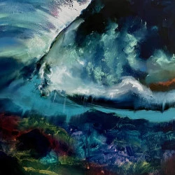 AU-DELÀ DES VAGUES - 50x70cm Huile - Toile coton sur châssis bois 3D . Cette huile sur toile est une ré-interprétation des photos de Laurent Ballesta, nous plonge dessous une vague puissante. À travers les coups de pinceau je veux faire ressentir l'énergie brute et mystérieuse du courant, telle une force puissante guidant le flux et le reflux de l'océan. La lumière filtre à travers l'eau, créant des jeux de transparence et de couleur qui évoquent la fragilité et la beauté de la nature. L'œuvre nous invite à ressentir l'immensité de la mer, l'ivresse des profondeurs et la force vive qui anime chaque molécule d'eau. - Nathalie Vazquez 