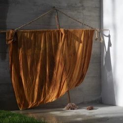 Un souvenir - 170 x 185 x 2 cm, draps ancien, teinture, bois, ficelle et brique, 2023 - Giulia Zanvit, Maison MAKEBA 