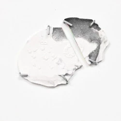 Sable émouvant - Bas relief sur plâtre et béton armé, coloré, 15x15x15 cm, 2021 - Adagp 