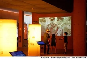 Des images d'archives et des projections de films transforment l'expérience visiteur