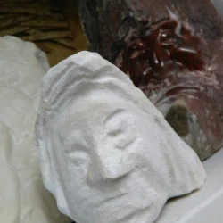 sioux lakota - albâtre.Technique d'enlêvement de pierre à la micro-meule puis arrondis à la râpe/rifloir ,puis poli - oeuvre originale de Daniel CASENOVE 