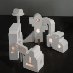 Maisons Blanches - évolution - (dimension : variables / médium : carton, papier mâché, peinture, LED / date : 2026 - Crédit photo : Anouk Glorieux / Oeuvre : Anouk Glorieux 