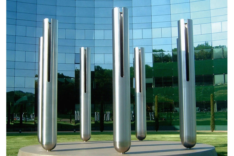 TEMPIETTO siege social des laboratoires Pierre Fabre Lavaur - Acier inox hauteur 320 cm - Lionel laussedat 