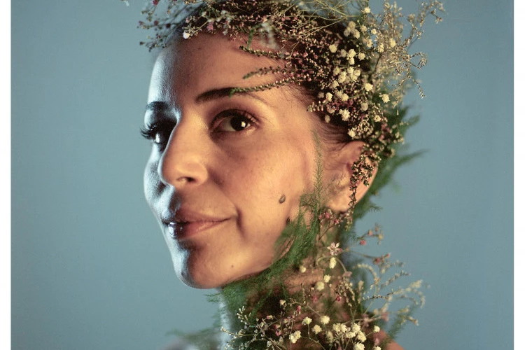 Je n'habitais pas mon visage - "Je suis tombée malade en hiver, j'ai guéri au printemps", a dit Samia. Nous avons imaginé ensemble une photographie pour raconter cela. - © Samia Brahik et Mathieu Farcy 