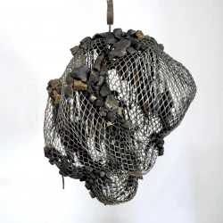 L'invention de l'écriture. - Sculpture métal déployé, pierres, tissu. 56x56x51 cm. 2026. - Crédit image Françoise Alquier 