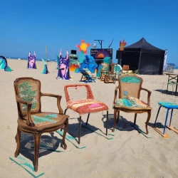 retour à la mer - ensemble d'assises revisités avec des déchets maritimes posées sur le sable, - isabelle vannobel 