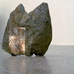 Paesina - Projection de diapositive sur schiste, 30 x 32 cm, 2016 - photo par Lise Chevalier 