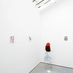 The tune she hums - Bois et vêtement de récupération, perruque 133x37x28cm 2025 - Vue d'expo SEE Galerie Paris 2025 