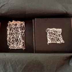 TRICOTER LE VIDE (10/10 cm) - 2020.2026. (formats divers). Je tricote le fil en conscientisant le geste dans son amplitude et dans l'espace (le vide) laissé par le mouvement. le geste dessine ainsi l'œuvre. le fil tricoté donnera à voir des boucles plus ou moins lâches ou serrées, manifestation du corps en mouvement. - Nathalie C. 