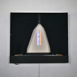 No Comment - Sculpture murale cinétique : toile, fermeture éclair, électronique personnalisée, afficheur LED, capteur de distance, mécanisme motorisé, structure en bois et aluminium - concept, design, fabrication, code : Jason Cook 