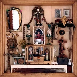 Grand ex-Voto - Ex Voto grand format (taille 92 * 92 cm). Structure sur cadre bois. Matériaux et objets divers