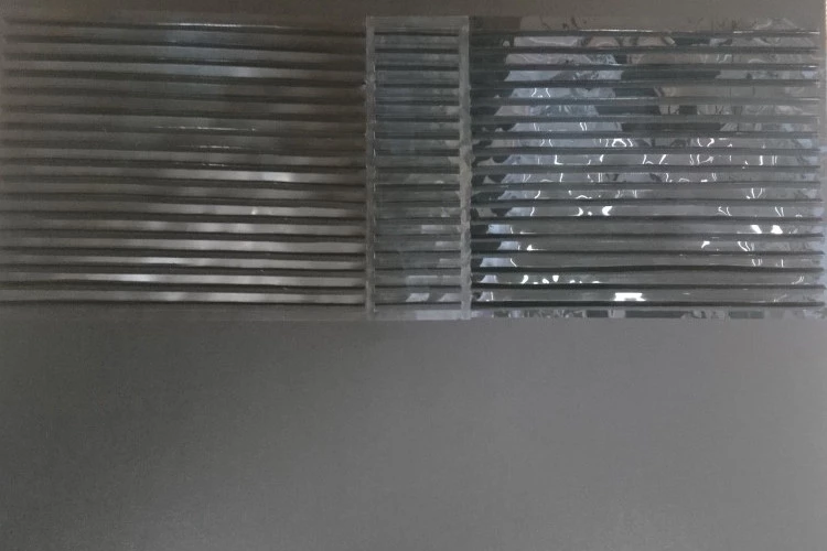 Hommage à Pierre Soulages - Découpe de clichés radio recyclés sur toile. Lumière et reflets du noir.