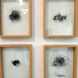 AD FINEM. (à la fin) - Que reste t il lorsque la pièce textile est terminée ? les bouts de fil deviennent ici matière première pour dessiner une graphie évocatrice d'un mouvement du corps dans l'espace. AD FINEM n'est pas le résultat d'une recherche, d'une création textile… juste sa trace, son témoignage par l'infime, le presque rien… - Nathalie C. 
