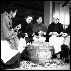 Préparation de la soupe populaire - tirage argentique 2010 tiré du film Hiver rouge Graulhet 2010 - oeildepierre 