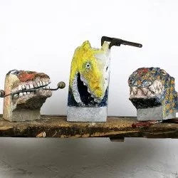 Petits carnivores familiers - marbre, huile, cire, papier imprimé, établi, outils divers 210 x 65 x 130 cm, 2020