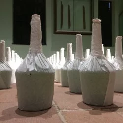 Les Mariées de Fécamp 2002-2018, collection Les Abattoirs - Installation, 900 bouteilles vides habillées de papier de soie blanc - © Anne Deguelle 