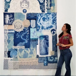 "TALISMAN Cyanotissé" - Panneau textile composé de dessins imprimés en cyanotype et cousu à la main// Format 2,10 x 1,30m // 2021 - Ayda-Su Nuroglu 