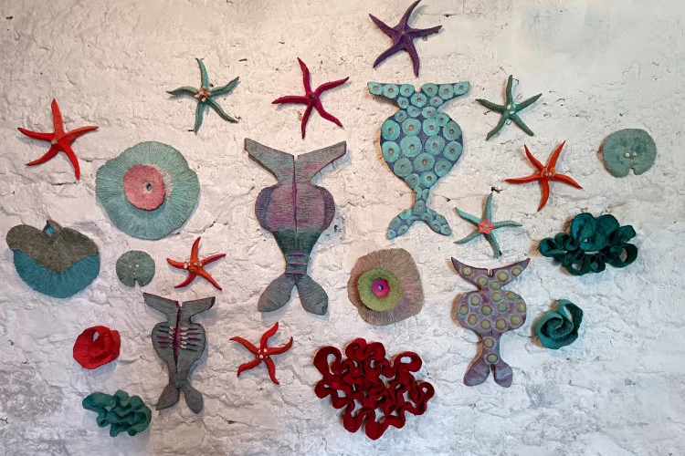 Les sirènes du canal…. Installation - fibres végétales en pâte, pigments, coquillages