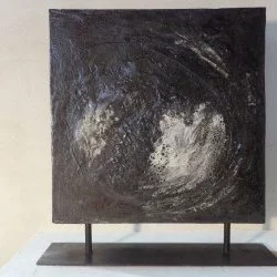 Grand carré noir - Grès noir + engobes - Cuisson Hte température au bois - Socle 59cm x 55 cm
