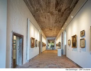 Le "dortoir des moines" abrite une centaine d'œuvres d'artistes de renom
