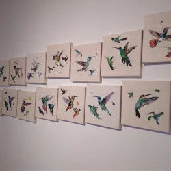 Look UP - Colibris & avatars - Série - Recycl'art | collages sur toiles de lin, 20 x 20 cm, 2023 - Oddbjørg REINTON 