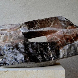 2018 . 88 - Marbre de Faugères à peine sorti de la falaise ( taille directe) largeur 86 cm - A. DESPRES 